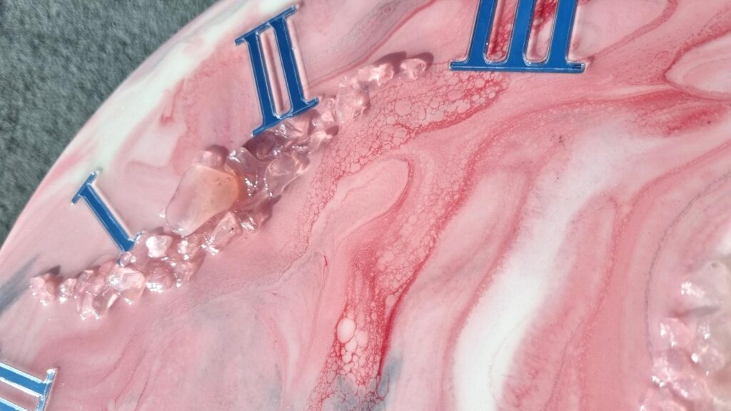 zegar ścienny z żywicy różowy na prezent