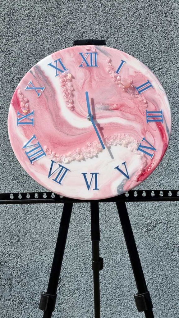 zegar ścienny z żywicy różowy na prezent