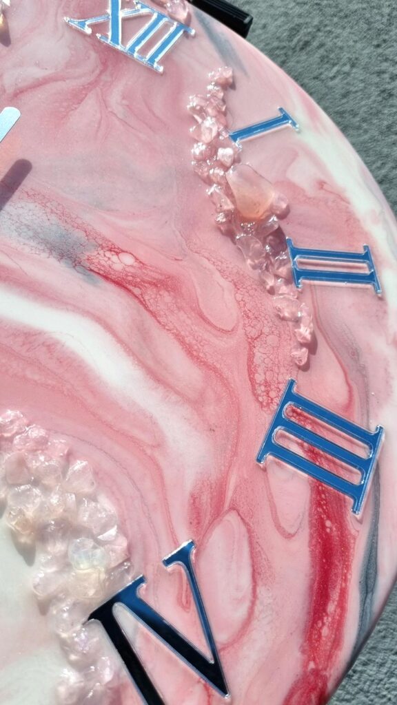 zegar ścienny z żywicy różowy na prezent