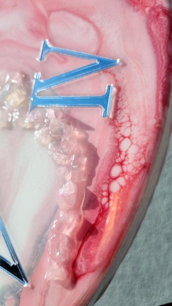 zegar ścienny z żywicy różowy na prezent