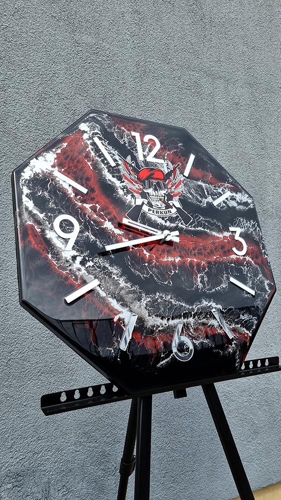 zegar z żywicy w kształcie ośmiokąta dla klubu strzelecko-kolekcjonerskiego Perkun