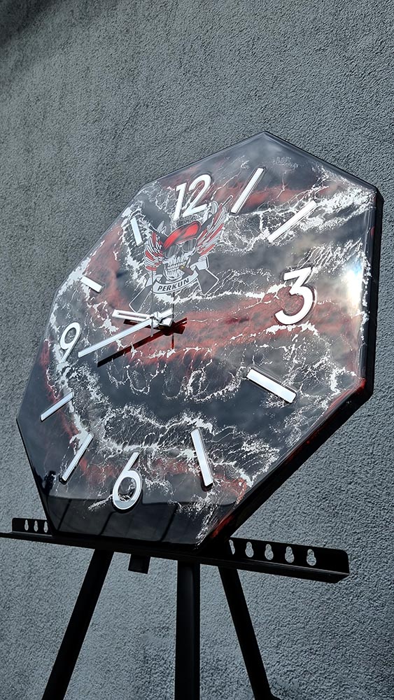 zegar z żywicy w kształcie ośmiokąta dla klubu strzelecko-kolekcjonerskiego Perkun