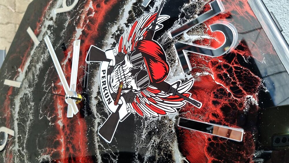 zegar z żywicy w kształcie ośmiokąta dla klubu strzelecko-kolekcjonerskiego Perkun