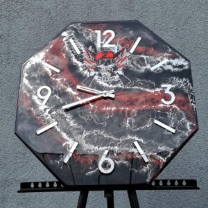 zegar z żywicy w kształcie ośmiokąta dla klubu strzelecko-kolekcjonerskiego Perkun