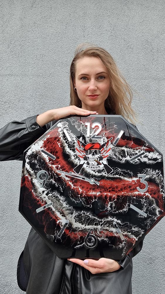 zegar z żywicy w kształcie ośmiokąta dla klubu strzelecko-kolekcjonerskiego Perkun