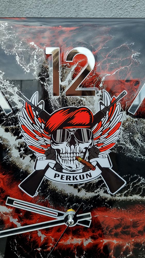 zegar z żywicy w kształcie ośmiokąta dla klubu strzelecko-kolekcjonerskiego Perkun