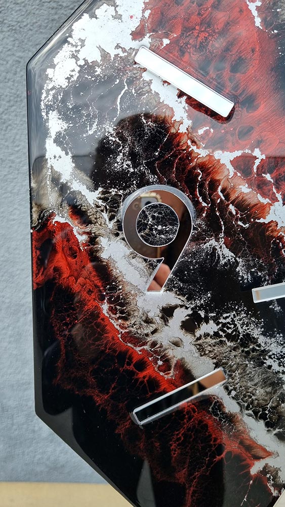 zegar z żywicy w kształcie ośmiokąta dla klubu strzelecko-kolekcjonerskiego Perkun