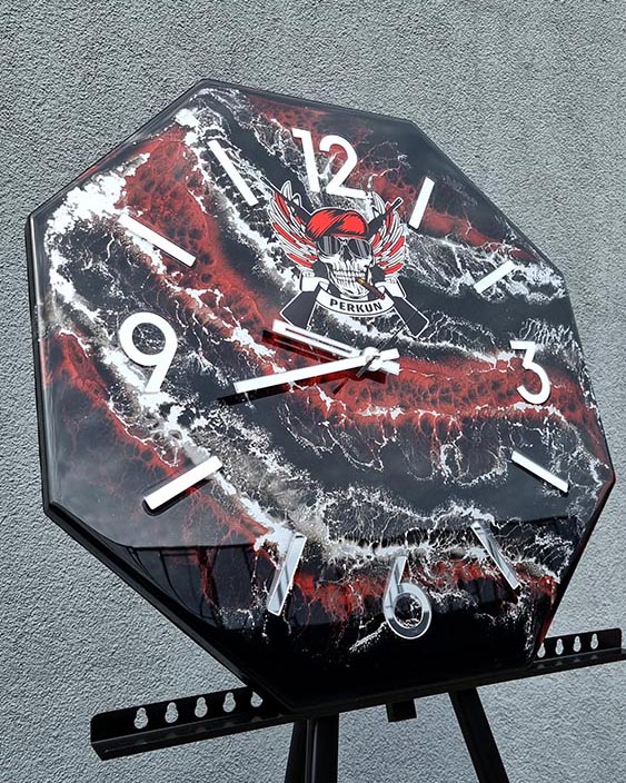 zegar z żywicy w kształcie ośmiokąta dla klubu strzelecko-kolekcjonerskiego Perkun