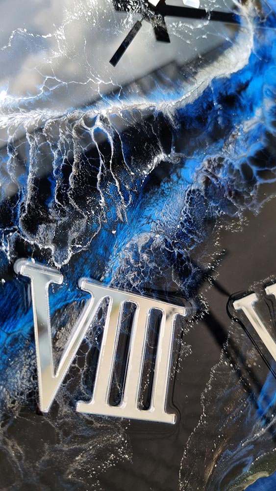 zegar ścienny w kształcie Polska czarno niebieski z srebrem