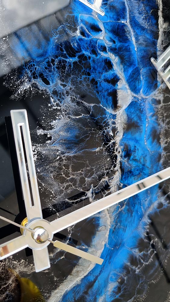 zegar ścienny w kształcie Polska czarno niebieski z srebrem