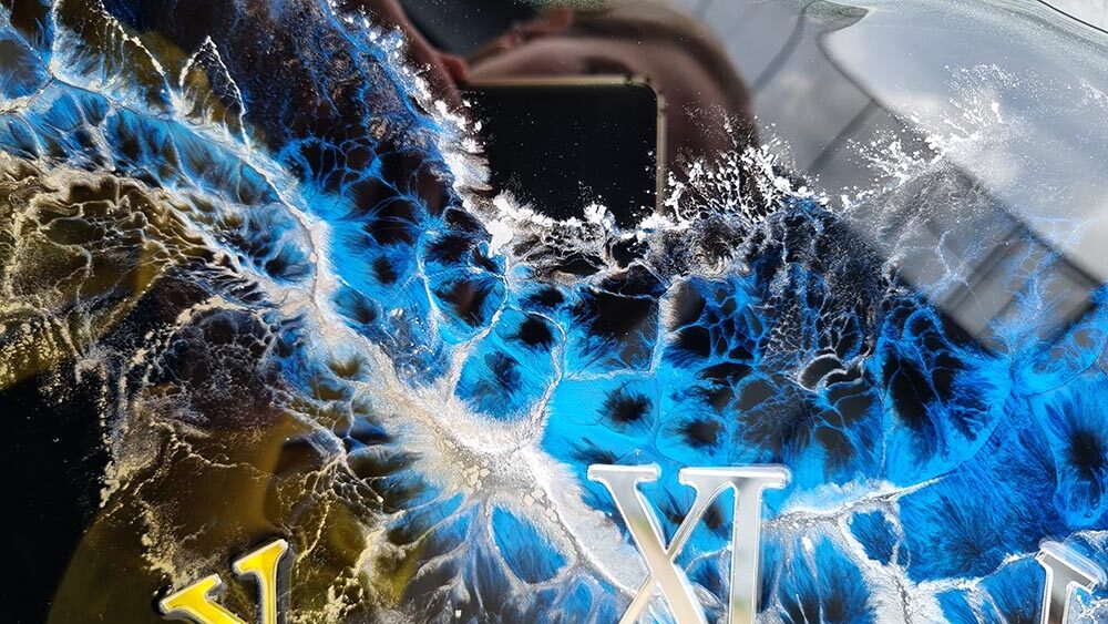 zegar ścienny w kształcie Polska czarno niebieski z srebrem