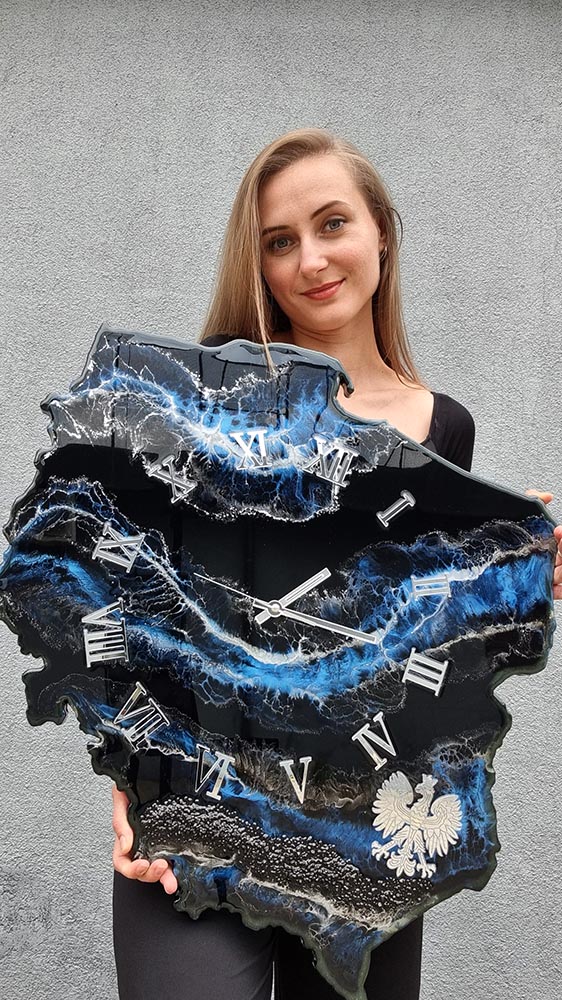 zegar ścienny w kształcie Polska czarno niebieski z srebrem