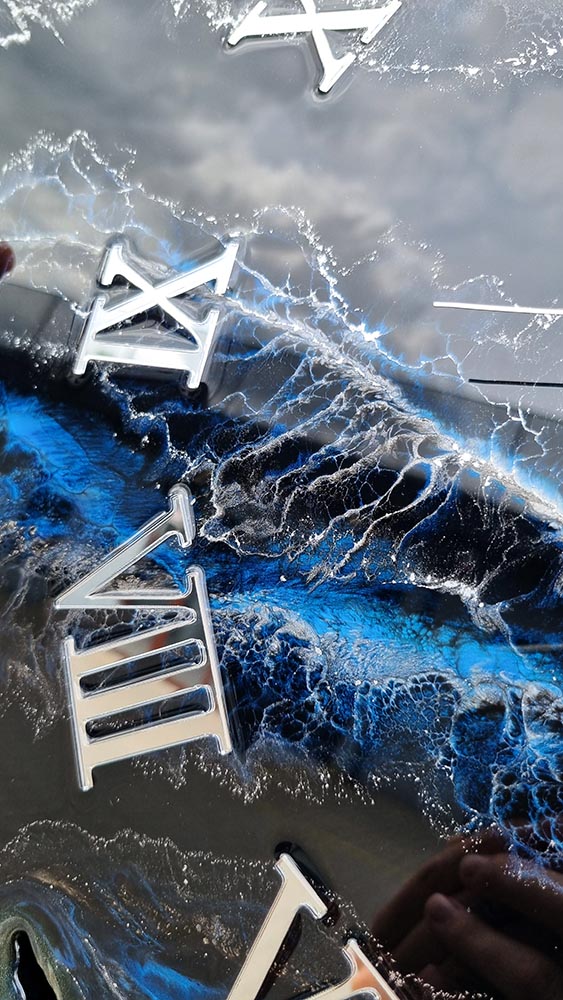 zegar ścienny w kształcie Polska czarno niebieski z srebrem