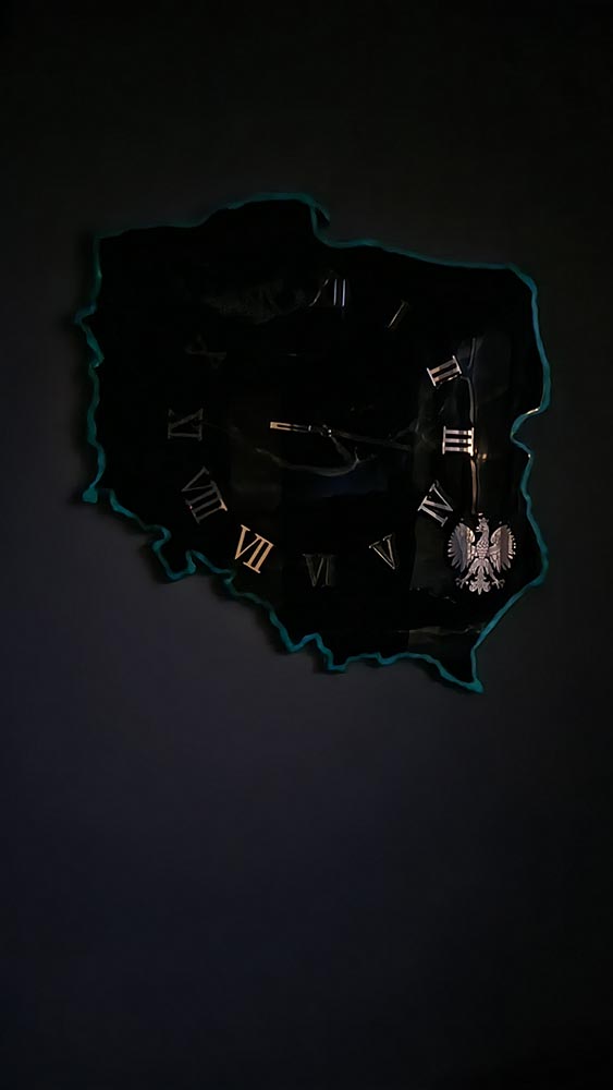 zegar ścienny w kształcie Polska czarno niebieski z srebrem