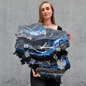 zegar ścienny w kształcie Polska czarno niebieski z srebrem