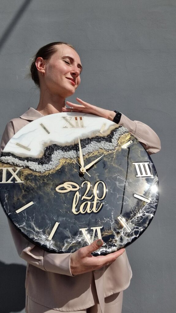 zegar ścienny z żywicy personalizowany