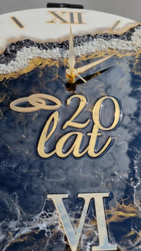 zegar ścienny z żywicy personalizowany