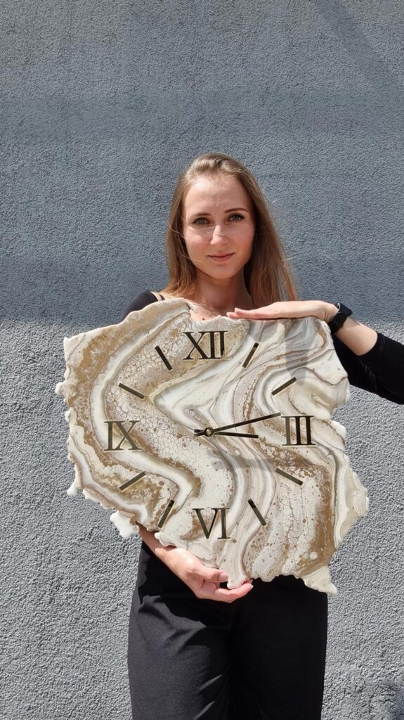 zegar ścienny z żywicy Polska