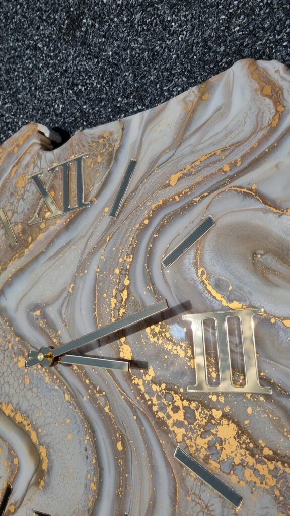 zegar ścienny z żywicy Polska