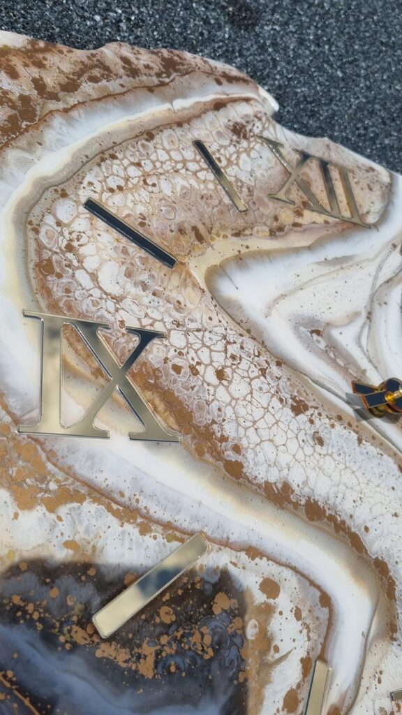 zegar ścienny z żywicy Polska