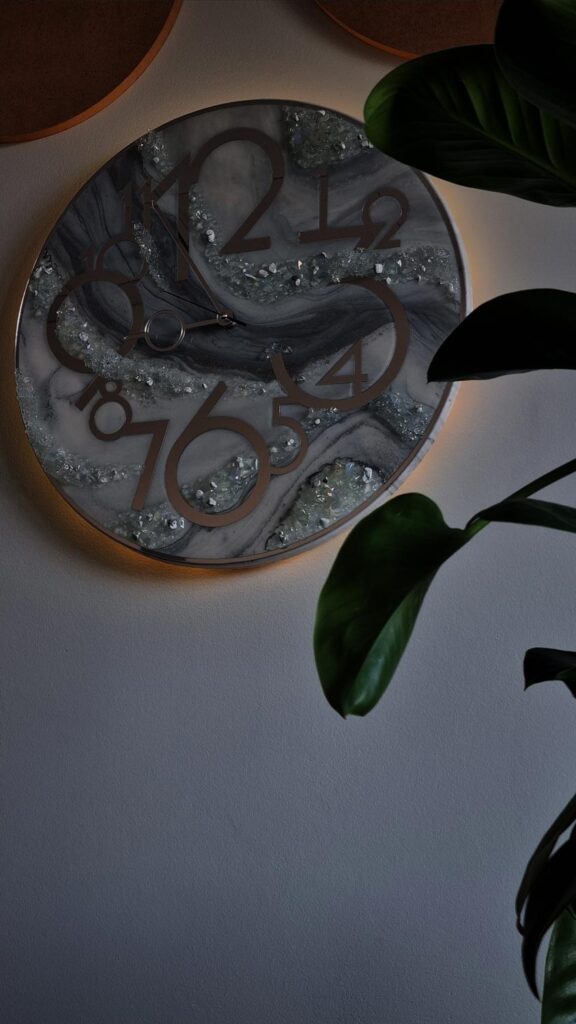 zegar z żywicy Srebny szary marmur led taśma rgb