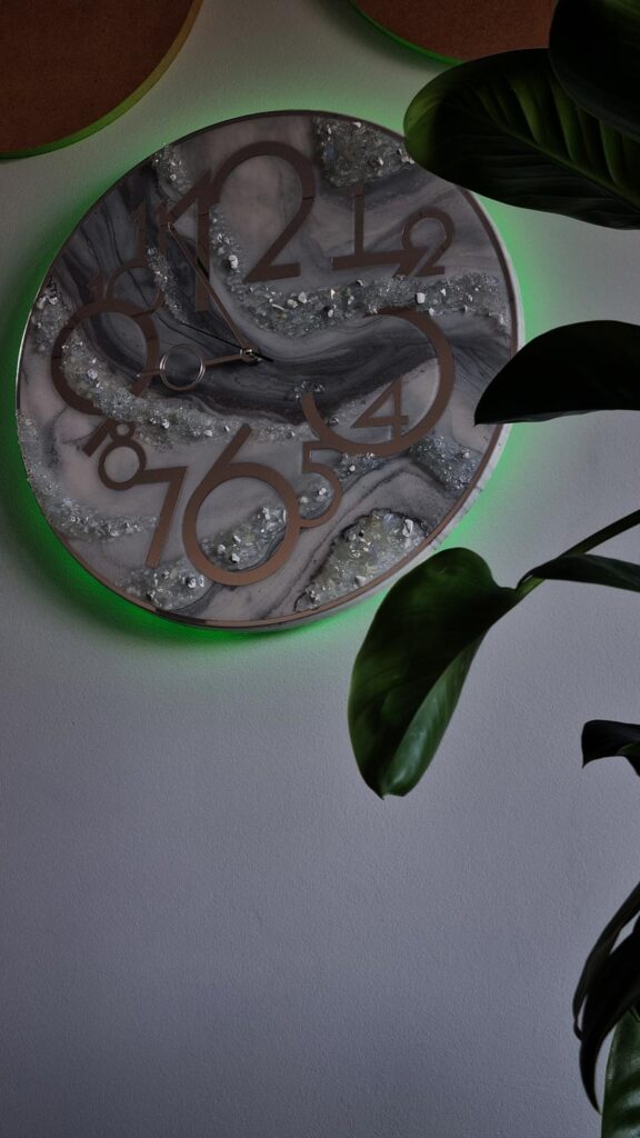 zegar z żywicy Srebny szary marmur led taśma rgb