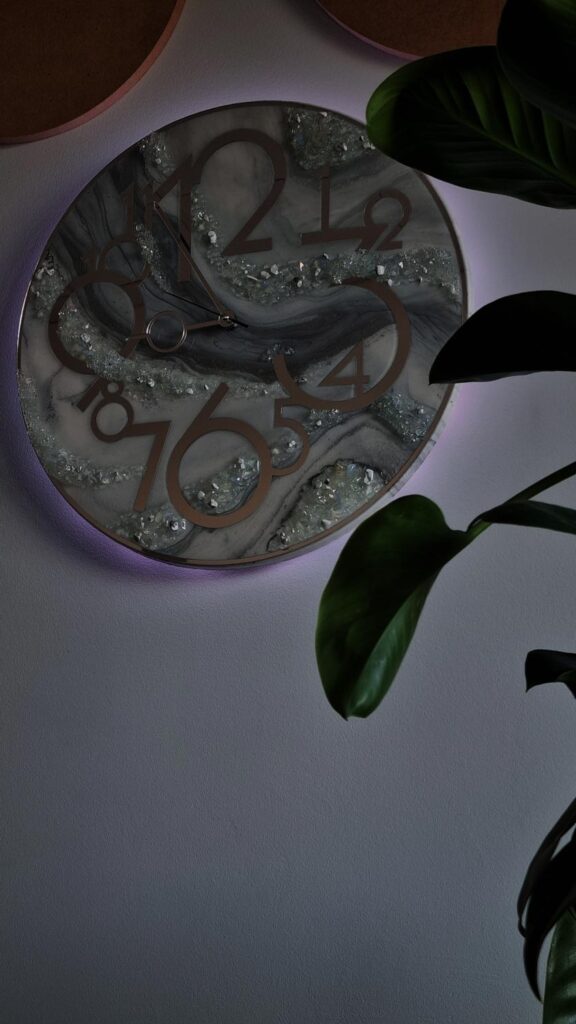 zegar z żywicy Srebny szary marmur led taśma rgb