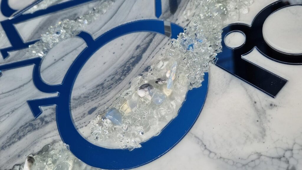 zegar z żywicy Srebny szary marmur led taśma