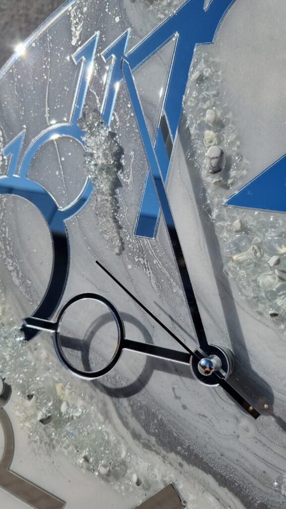 zegar z żywicy Srebny szary marmur led taśma rgb