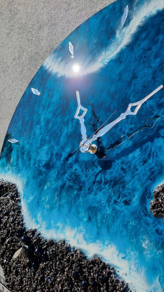 zegar z żywicy turkusowe morze z efektem fal morskich