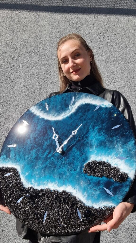 zegar z żywicy turkusowe morze z efektem fal morskich