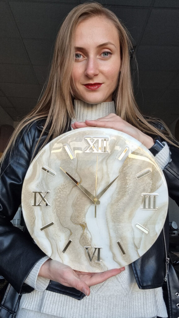 zegar z żywicy beżowo złoty 30 cm