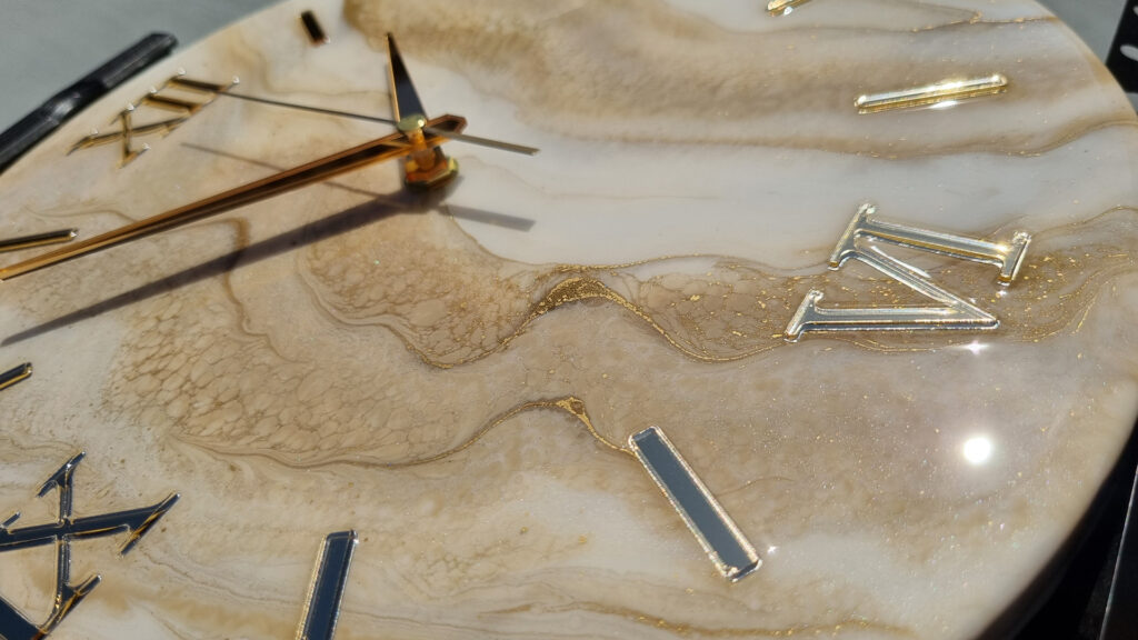 zegar z żywicy beżowo złoty 30 cm