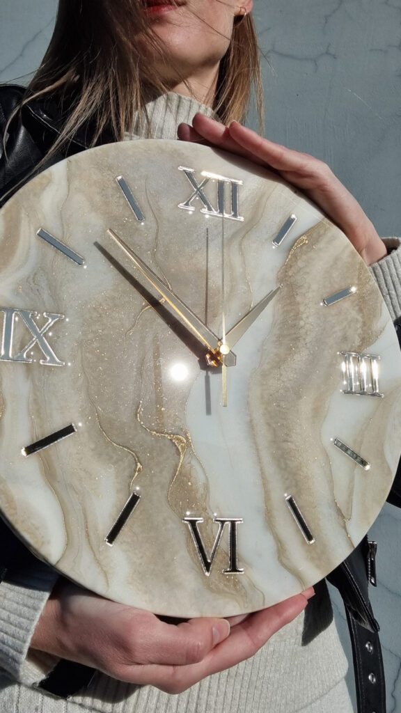 zegar z żywicy beżowo złoty 30 cm