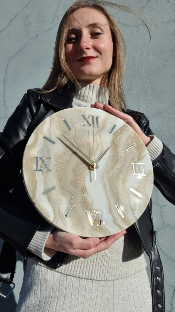 zegar z żywicy beżowo złoty 30 cm