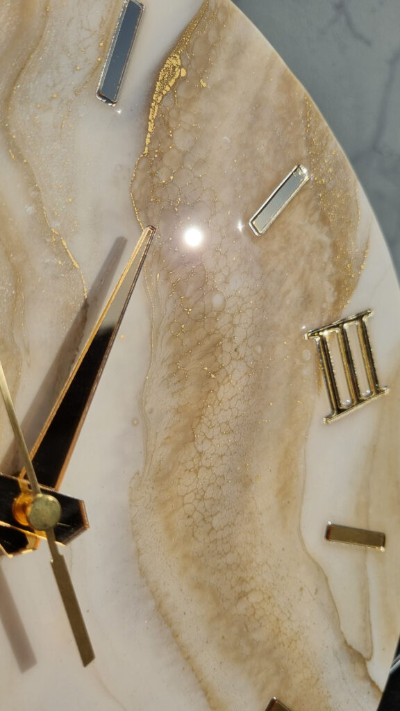 zegar z żywicy beżowo złoty 30 cm