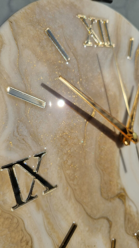 zegar z żywicy beżowo złoty 30 cm