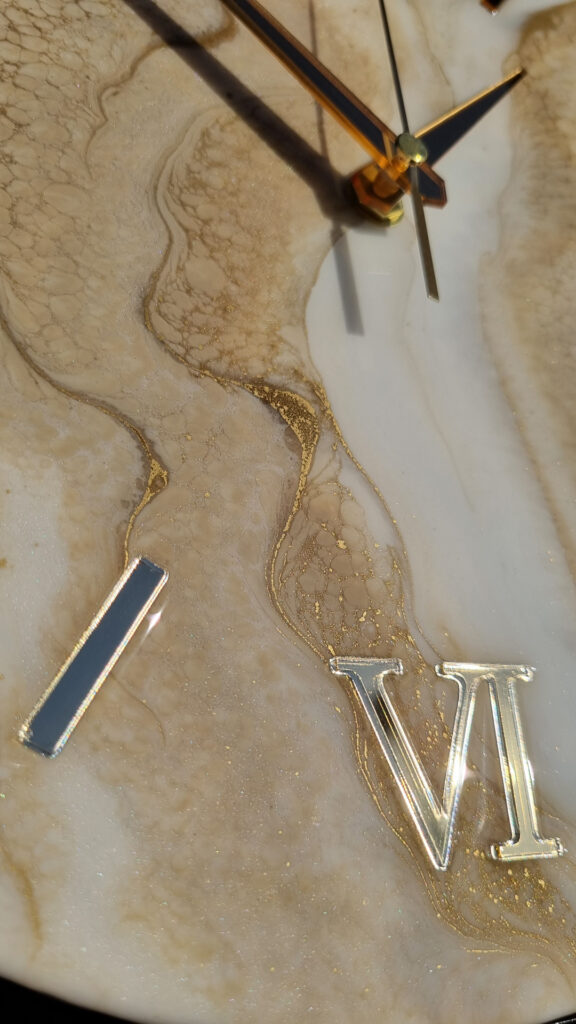 zegar z żywicy beżowo złoty 30 cm