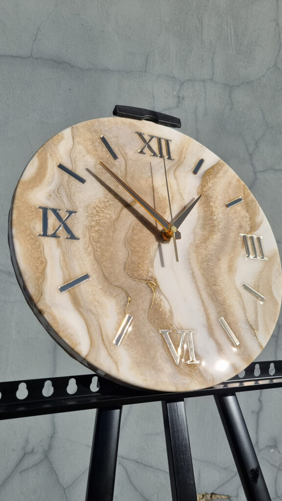 zegar z żywicy beżowo złoty 30 cm