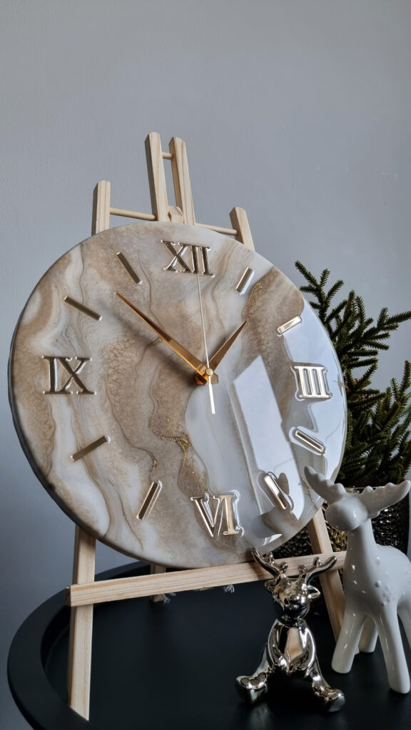 zegar z żywicy beżowo złoty 30 cm