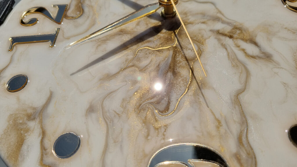 zegar z żywicy beżowo złoty 30 cm