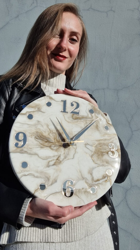 zegar z żywicy beżowo złoty 30 cm