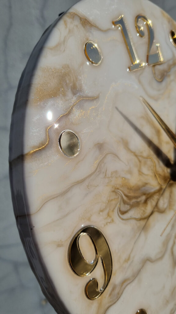 zegar z żywicy beżowo złoty 30 cm