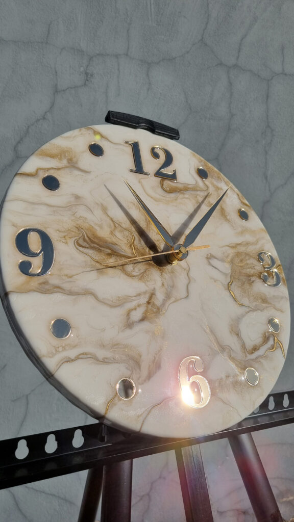 zegar z żywicy beżowo złoty 30 cm