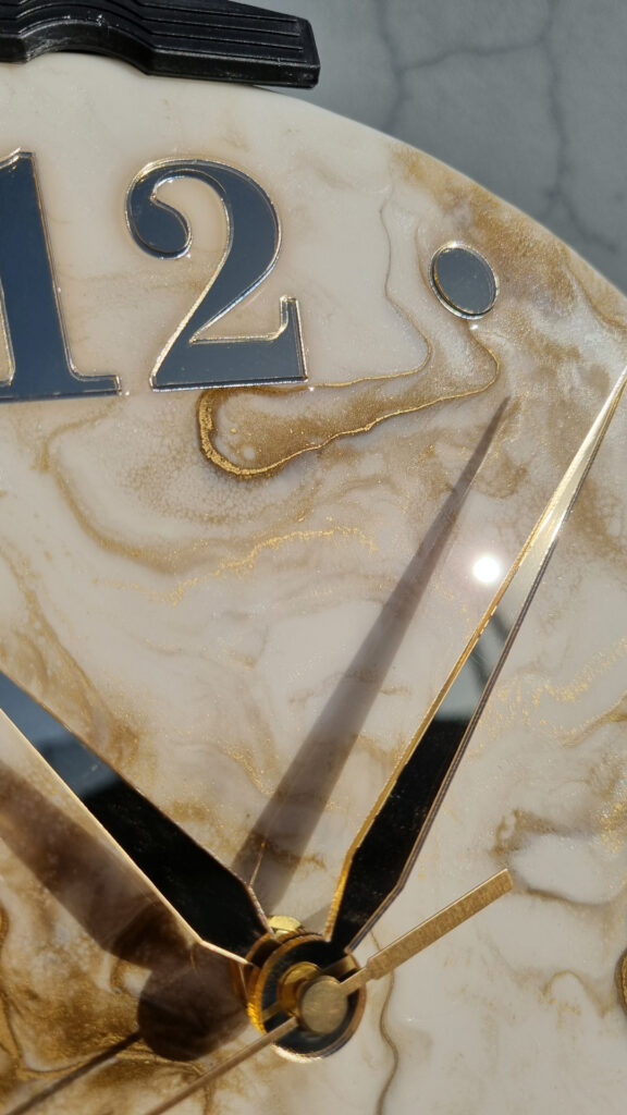 zegar z żywicy beżowo złoty 30 cm