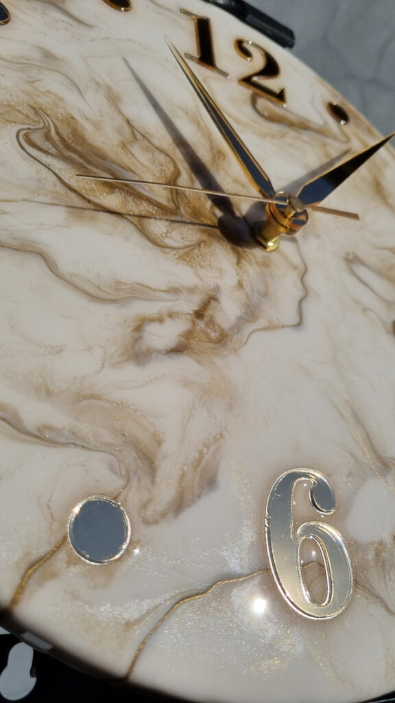 zegar z żywicy beżowo złoty 30 cm