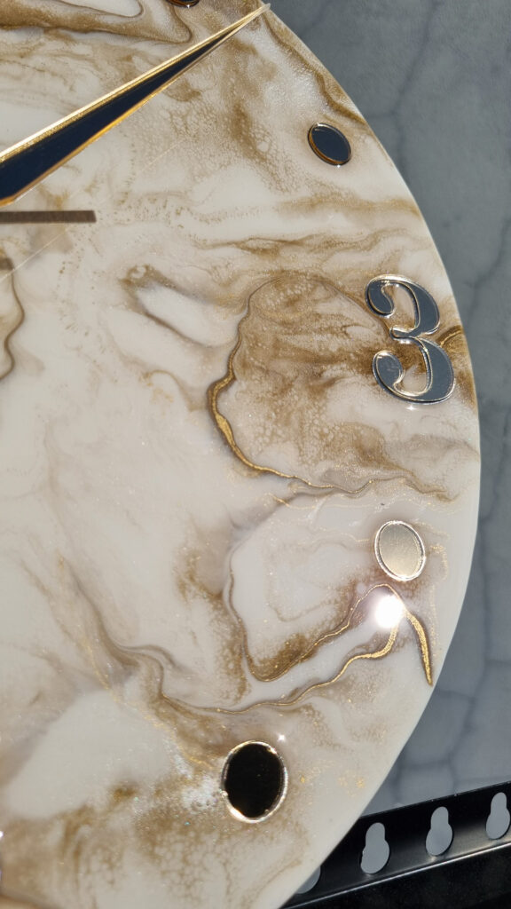 zegar z żywicy beżowo złoty 30 cm