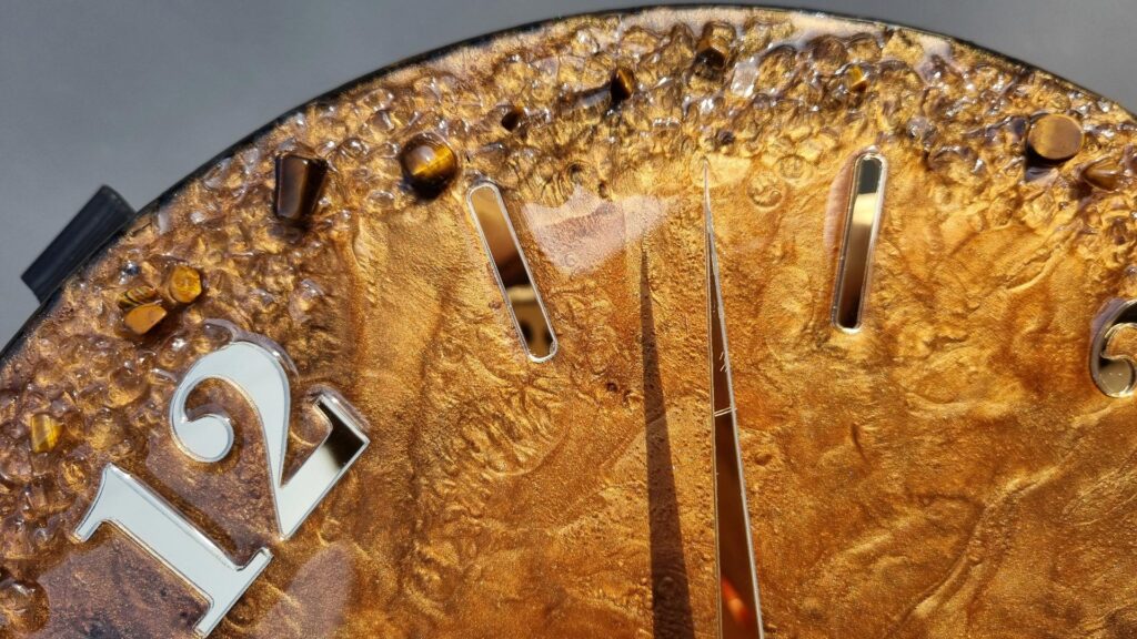 zegar z żywicy brązowy złoty 30 cm