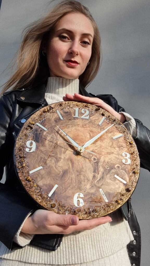 zegar z żywicy brązowy złoty 30 cm