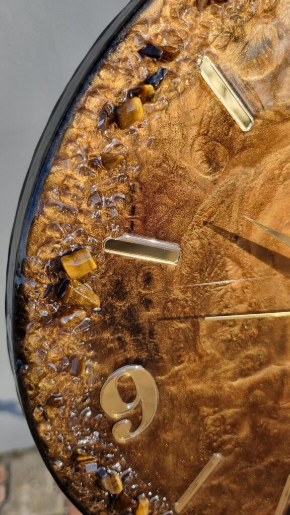 zegar z żywicy brązowy złoty 30 cm